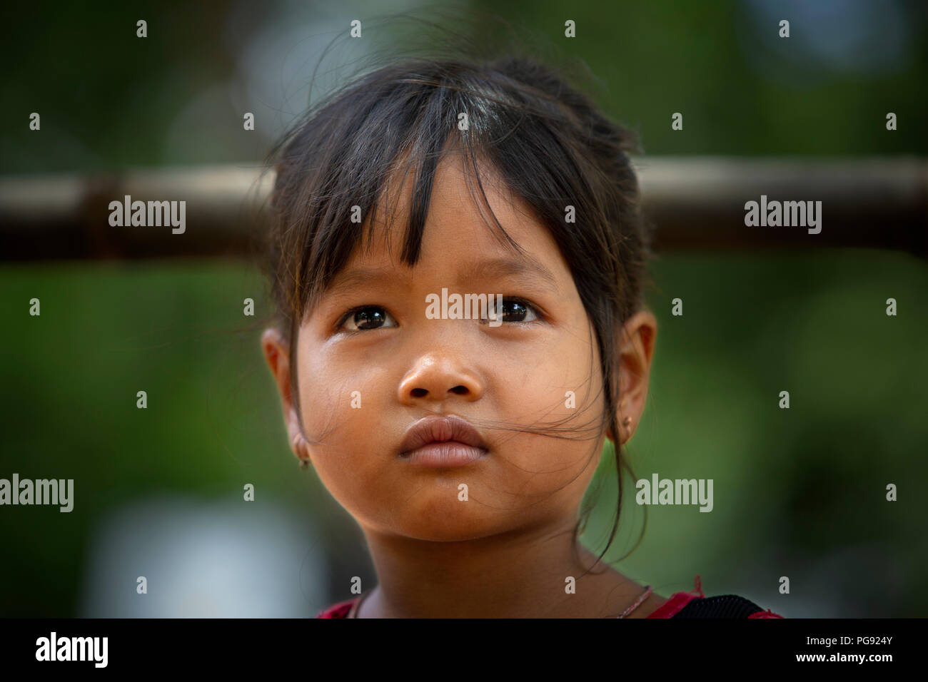 Das Porträt einer nachdenklich-kambodschanische Mädchen (Provinz Kampong Speu, Kambodscha, Asien). Stockfoto