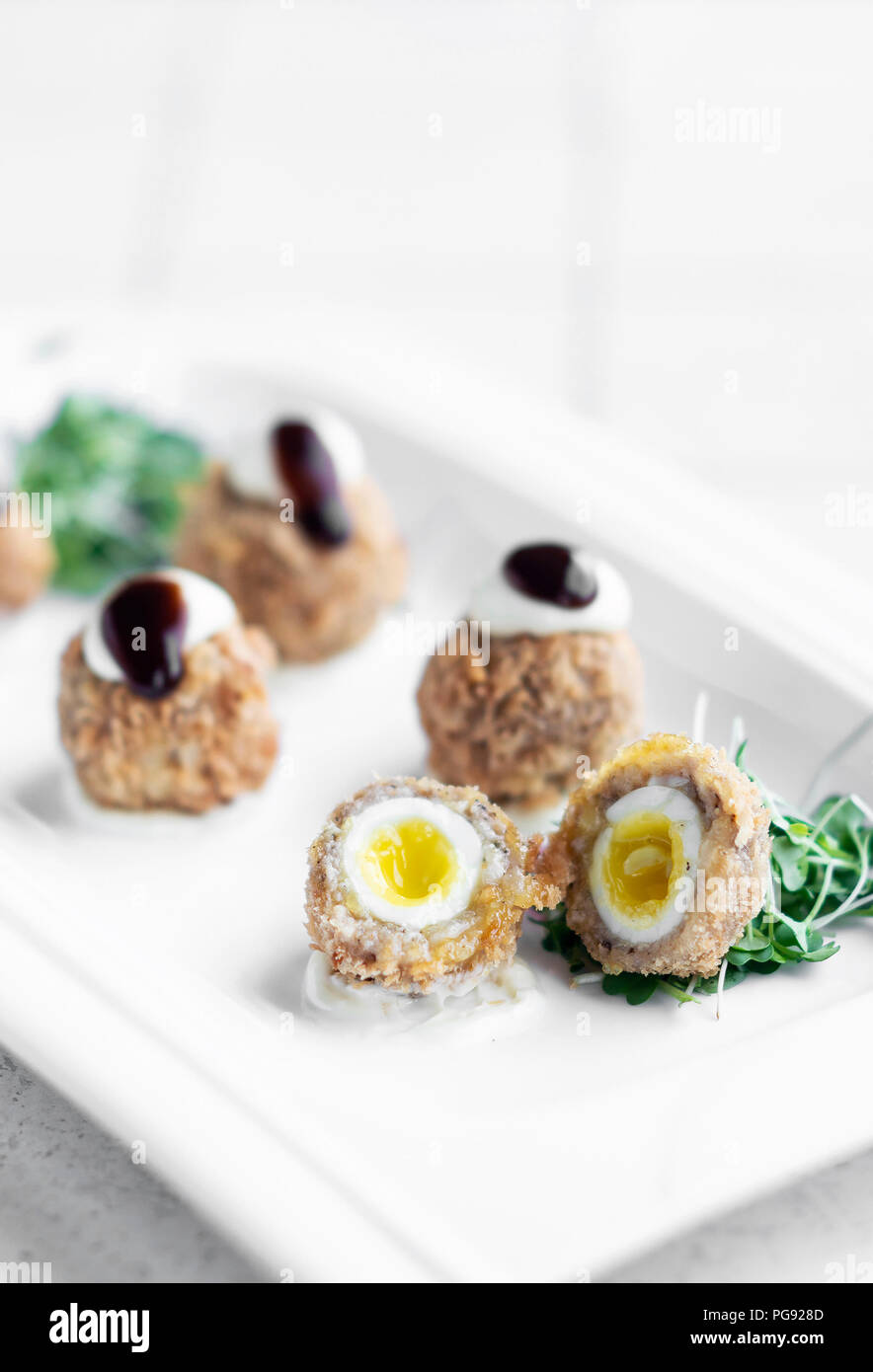 Gourmet Bio scotch Wachteleier moderne Starter snack Teller am Tisch Stockfoto