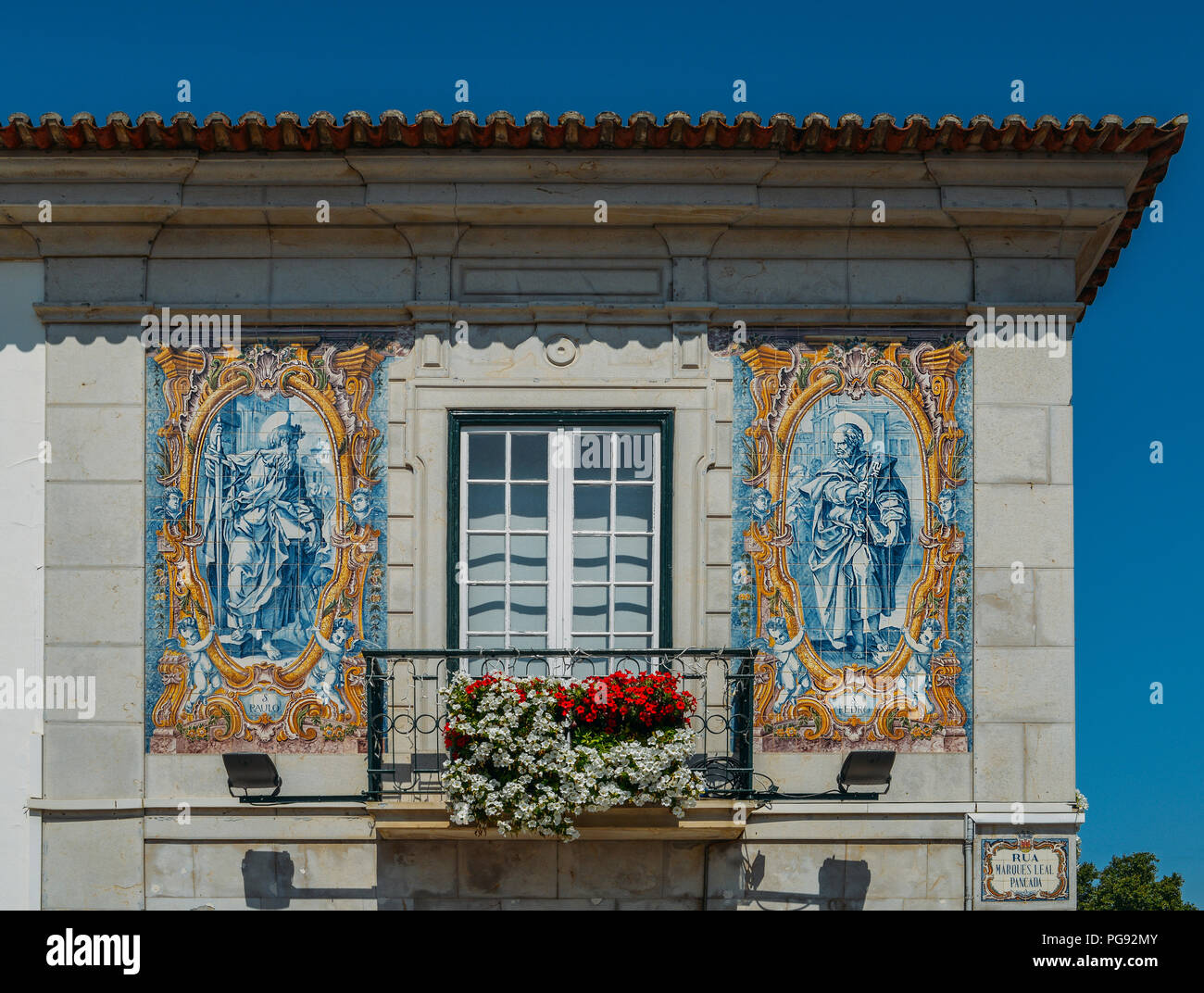 Cascais, Portugal - 24. August 2018: Balkon mit blauen Azulejo Kacheln, die religiöse Symbolik auf der Fassade des Rathauses in Cascais Stockfoto