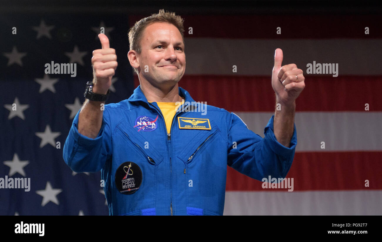 NASA-Astronaut Josh Cassada ist während einer NASA-Veranstaltung, wo es verkündet wurde, dass Er, und der NASA-Astronaut Suni Williams in der ersten Mission zur Internationalen Raumstation an Bord der Boeing CST-100 Starliner, Freitag, 12.08.3, 2018 im Johnson Space Center der NASA in Houston, Texas zugeordnet sind, gesehen. Astronauten zugeordnet Crew die erste Flugversuche und Missionen der Boeing CST-100 Starliner und SpaceX Crew Drachen wurden während der Veranstaltung bekannt gegeben. Stockfoto