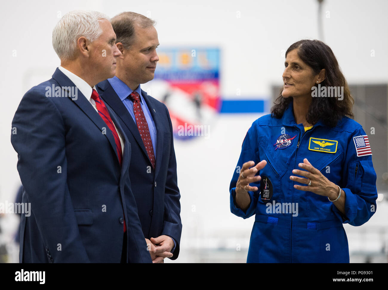 NASA-Astronaut Suni Williams spricht mit Vice President Mike Pence und NASA-Administrator Jim Bridenstine während einer Tour von der Neutral Buoyancy Laboratory am Johnson Space Center der NASA, Donnerstag, 12.08.23, 2018 in Houston, Texas. Stockfoto