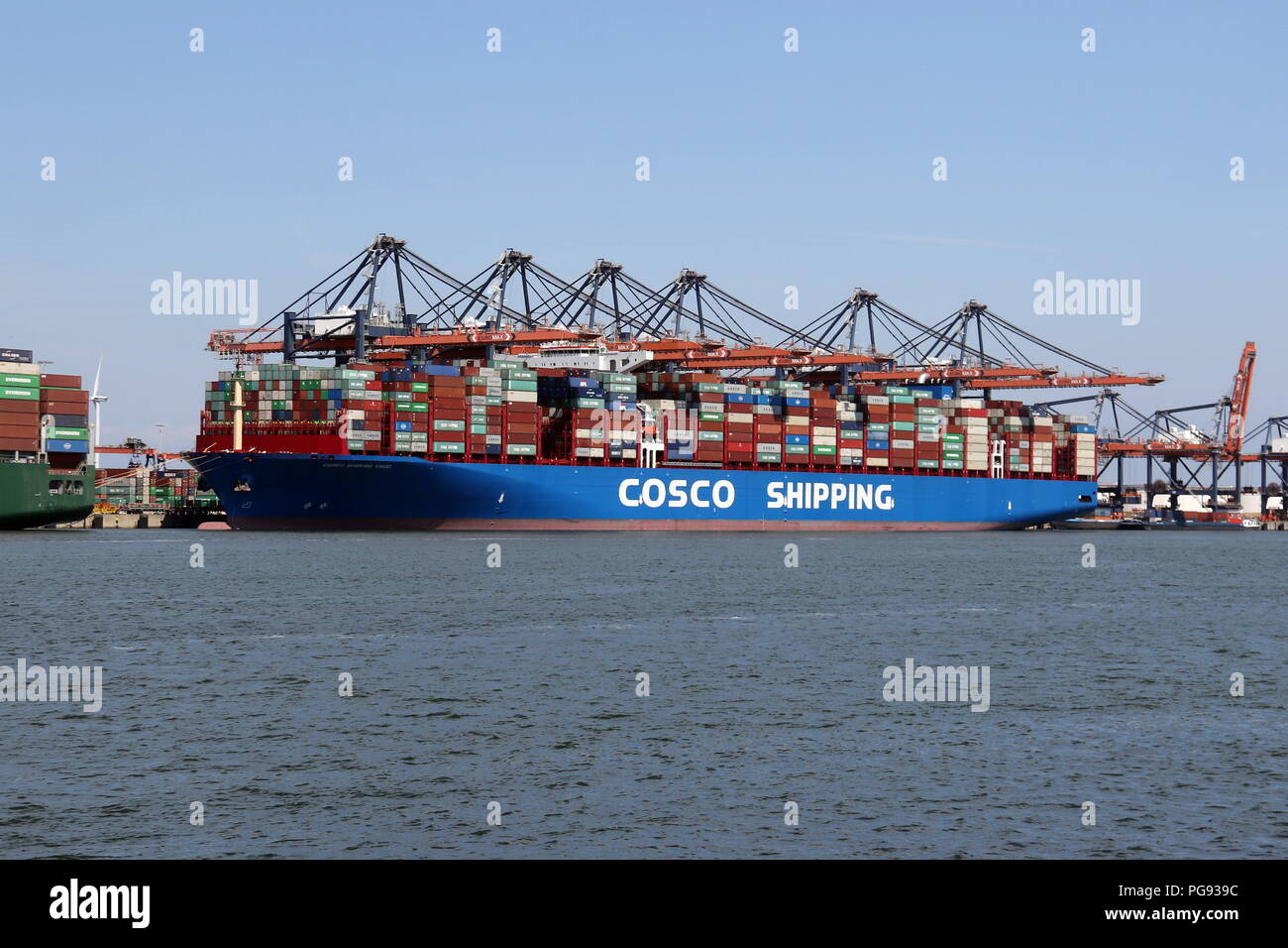 Die großen Containerschiff COSCO Versandkosten Jungfrau wird am 13. Juli 2018 im Hafen von Rotterdam geladen werden. Stockfoto