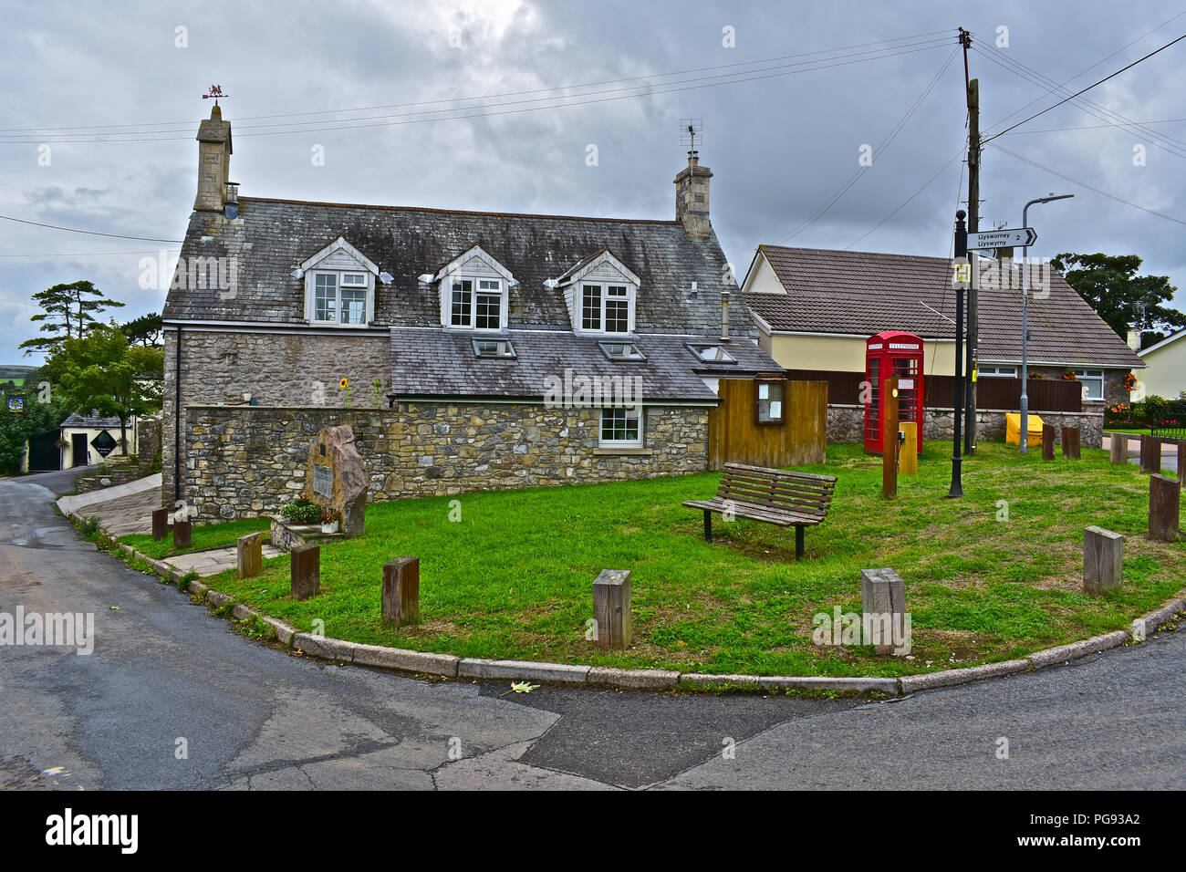 Die "grüne" in der Mitte des Colwinston in das Tal von Glamorgan, Wales. Mit alten roten Telefon Kiosk, ehemalige Schulgebäude und War Memorial. Stockfoto