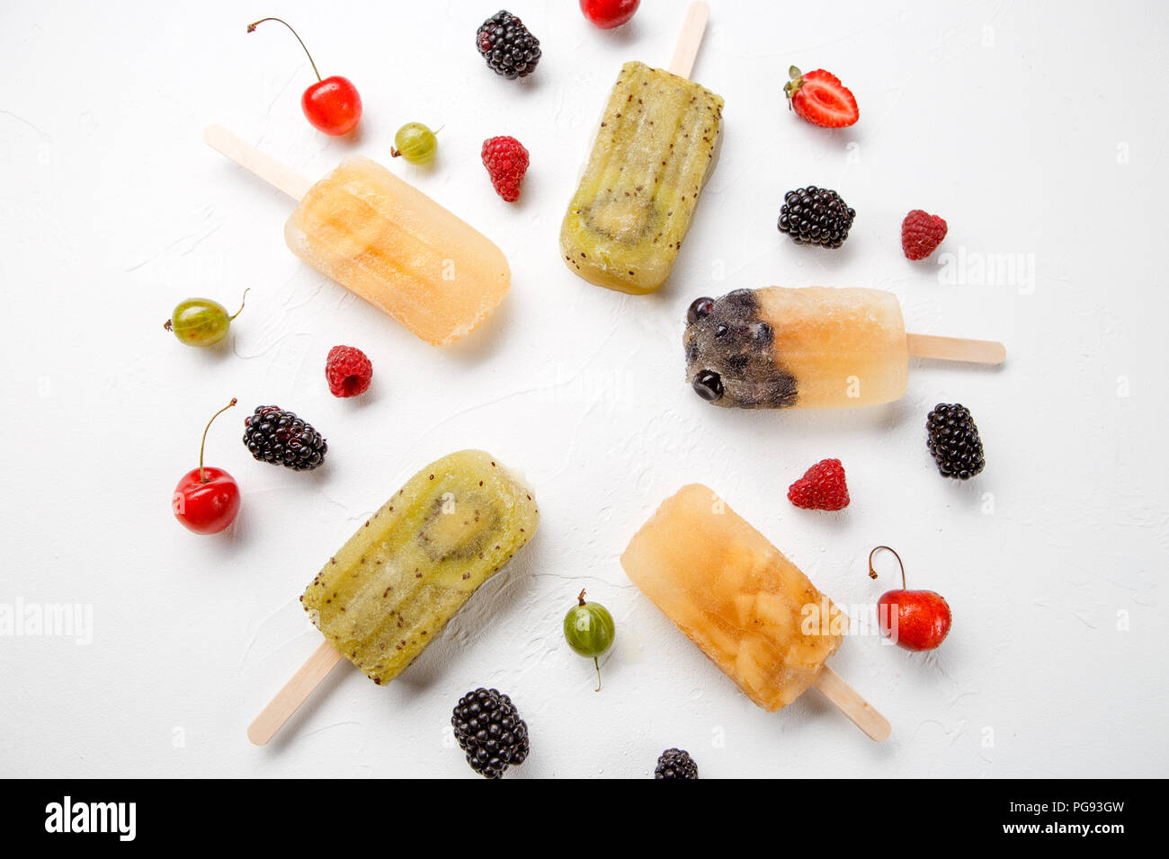 Bild von oben von gefrorenem Obst Eis, Stachelbeere, Black, Cherry Stockfoto