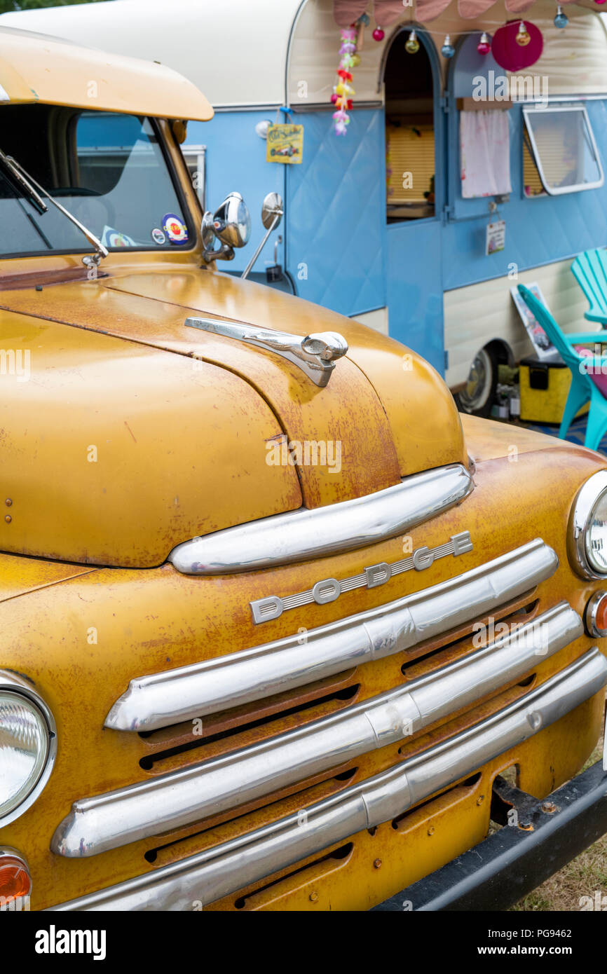 Dodge Pick-up Truck und Wohnwagen auf ein Vintage Retro Festival. Großbritannien Stockfoto