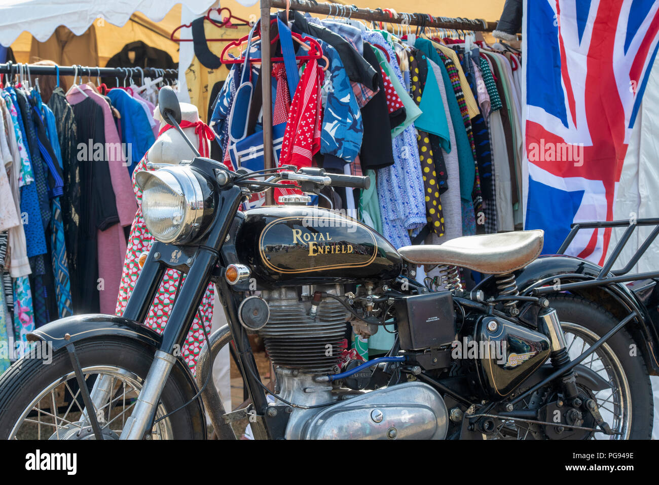 Royal Enfield Motorrad vor einem Vintage Kleidung zu einem Vintage Retro Festival abgewürgt. Großbritannien Stockfoto