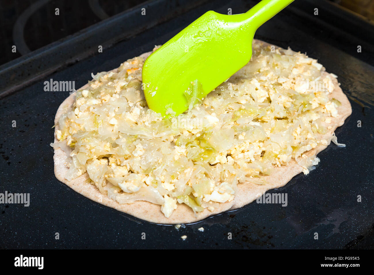 Das Kochen der Torte - Blatt der Teig mit Füllung aus gekochten Eiern und geschmorten Kohl Stockfoto