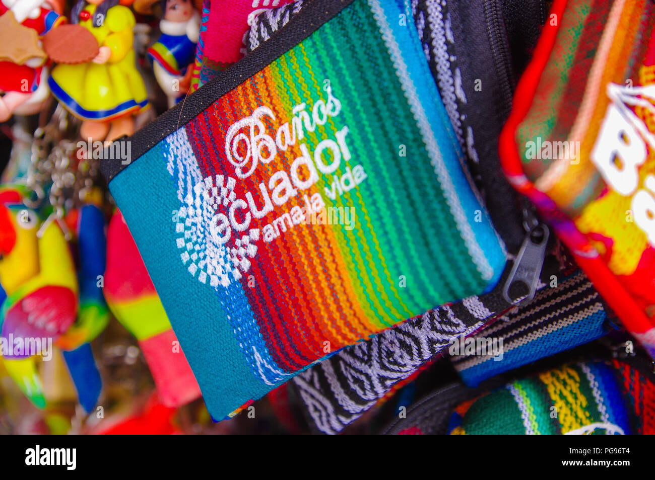 BANOS, Ecuador, August, 17, 2018: in der Nähe der indischen Handgefertigte  Handtasche Verkauf zu einem bastelgeschäft in der Passage Handwerk in der  Innenstadt der Stadt Banos, Ecu Stockfotografie - Alamy