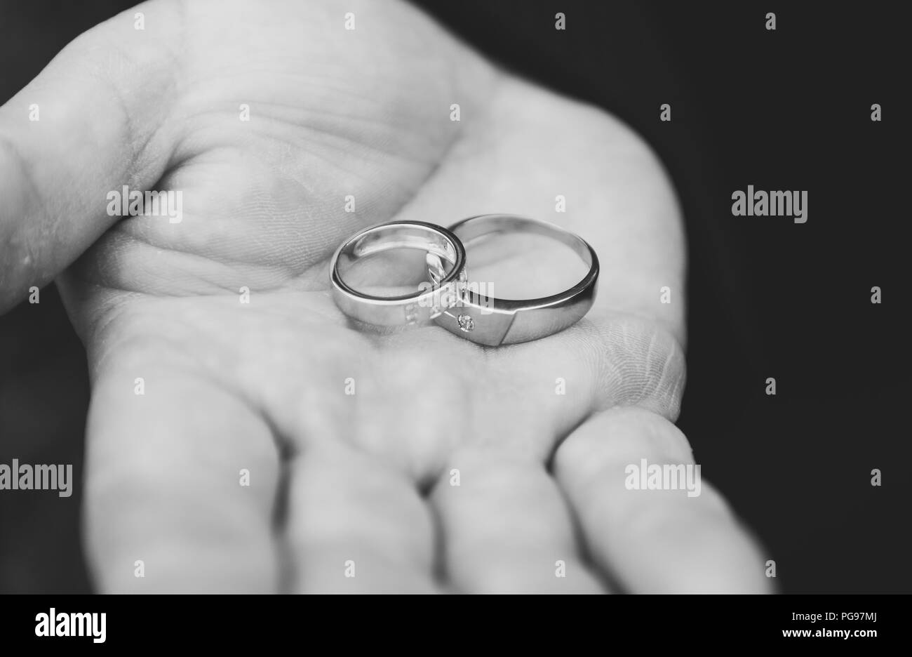 Zwei Trauringe auf der Hand Stockfoto