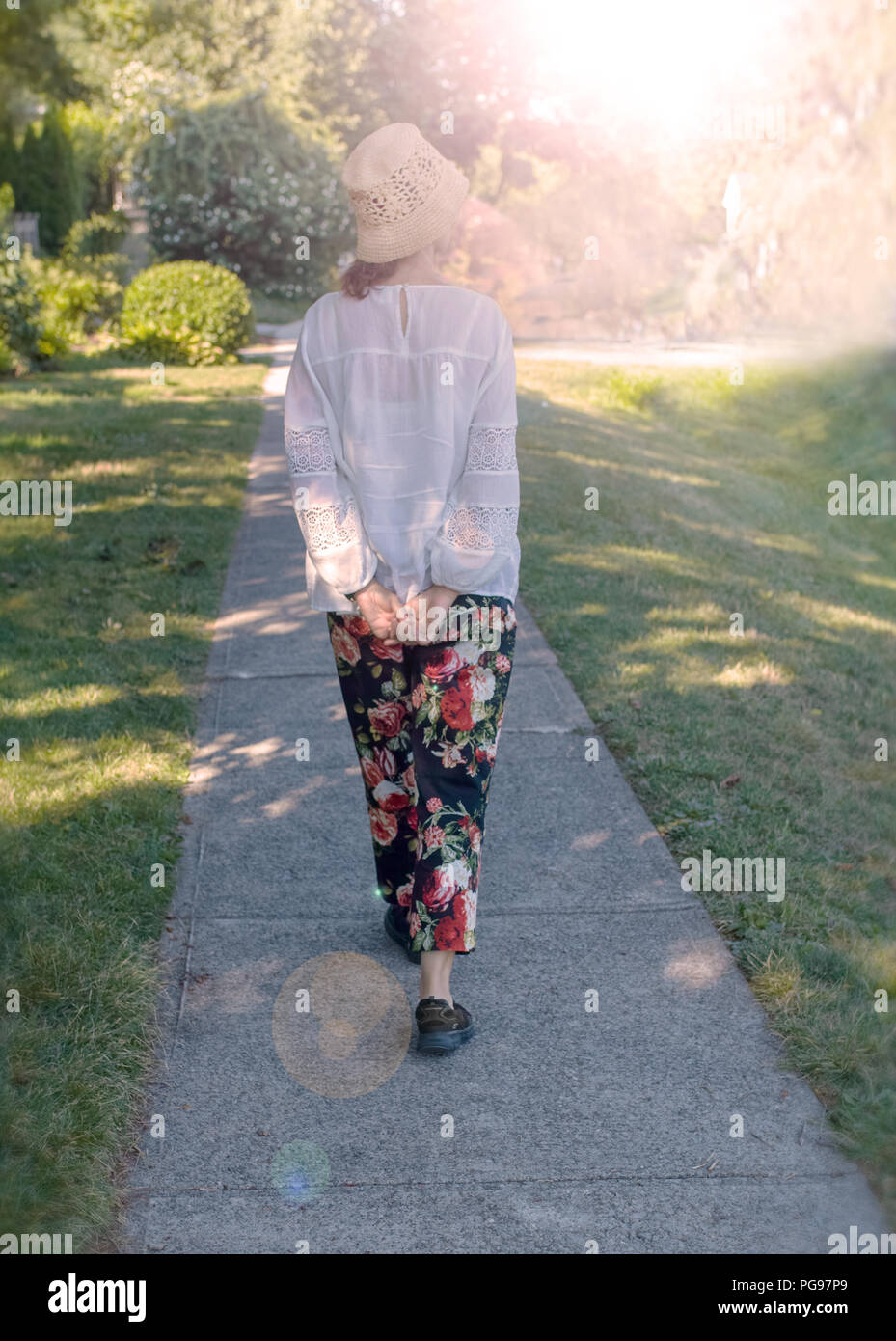 Lady, von hinten gesehen, friedlich Gehen in den Park. Am Nachmittag. Stockfoto