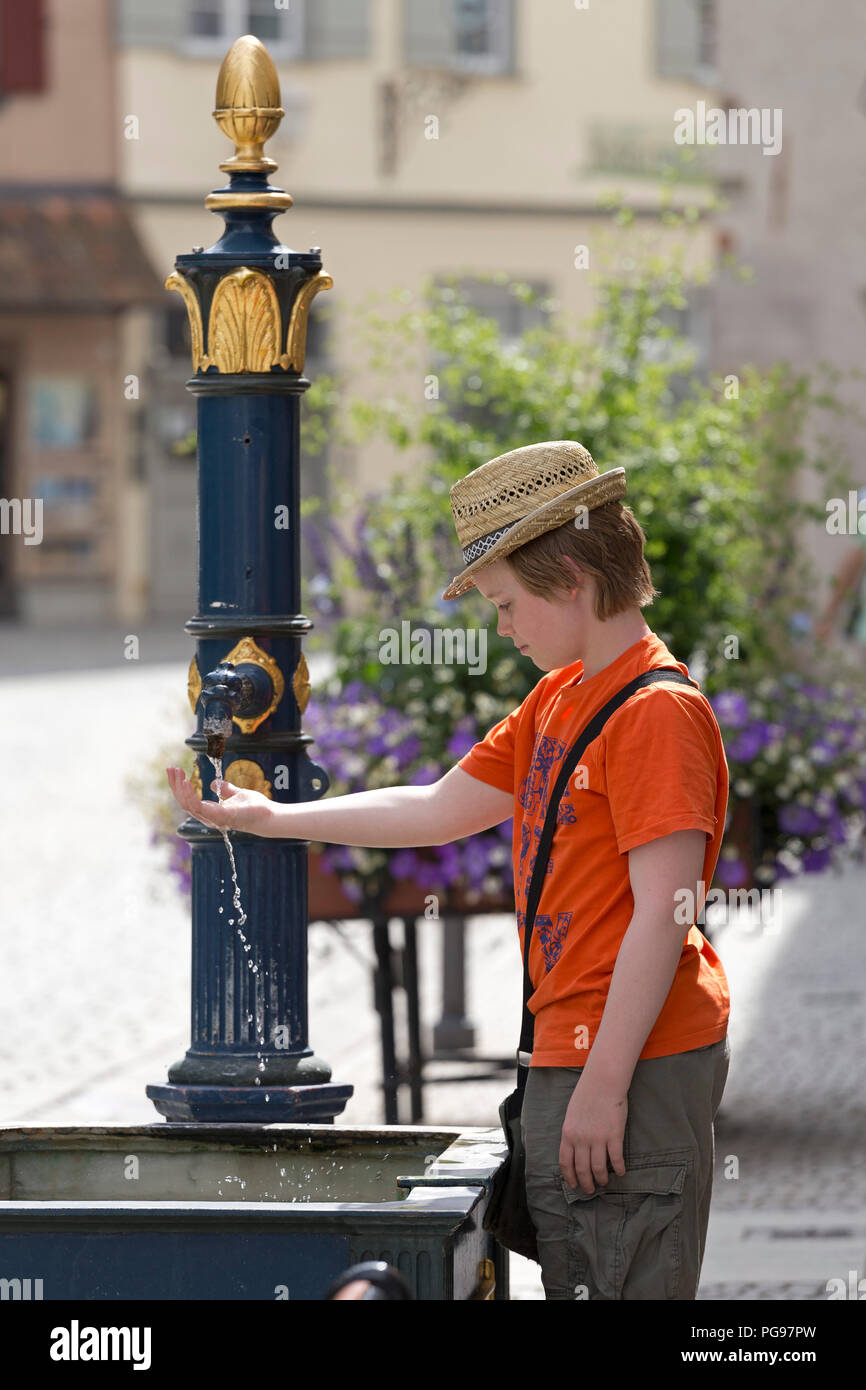 Junge selbst erfrischend an einem Brunnen, Altstadt, Wangen, Allgäu, Baden-Württemberg, Deutschland Stockfoto
