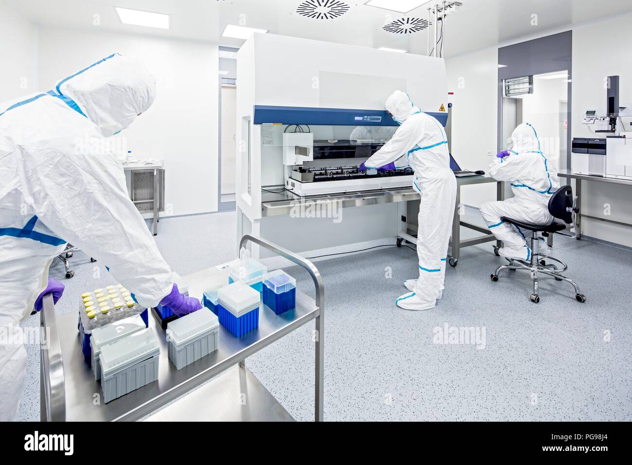 Techniker Vorbereitung der Proben in ein Labor, das menschliche Gewebe zur Implantation. Solche Gewebe gehören Knochen und Haut. Stockfoto