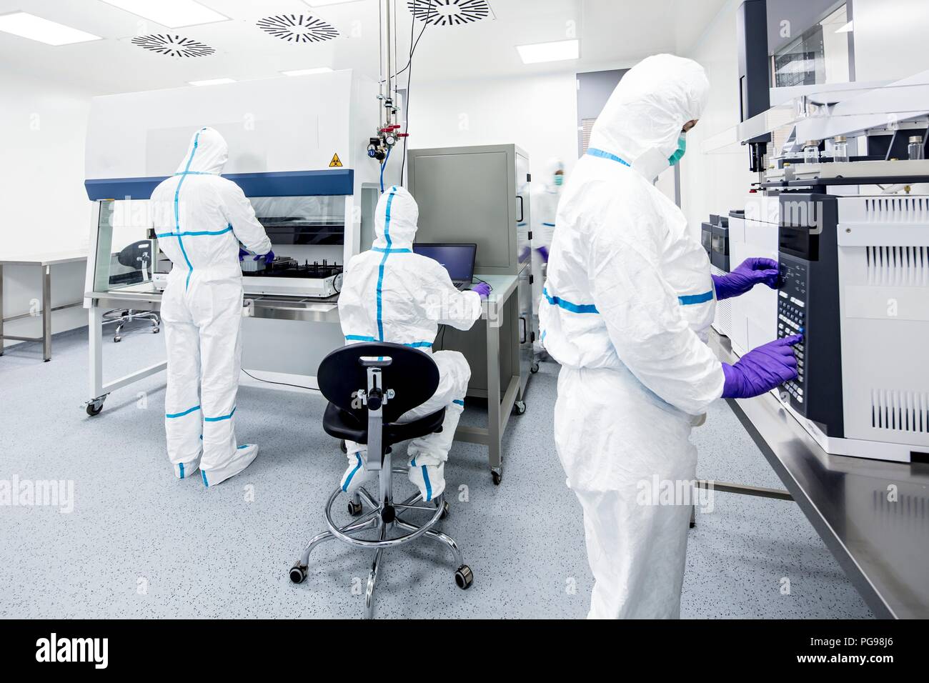 Techniker Vorbereitung und Kontrolle von Proben im Labor, die menschliche Gewebe zur Implantation. Solche Gewebe gehören Knochen und Haut. Stockfoto