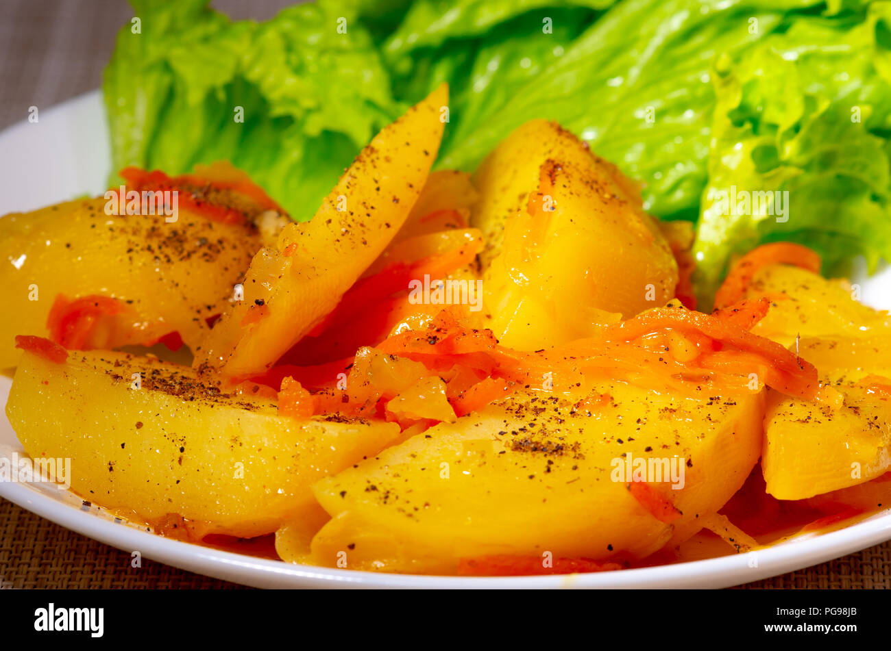 Schale von Kartoffeln, Gemüse und grünen Salat mit Gewürzen close-up mit einer geringen Tiefenschärfe Stockfoto