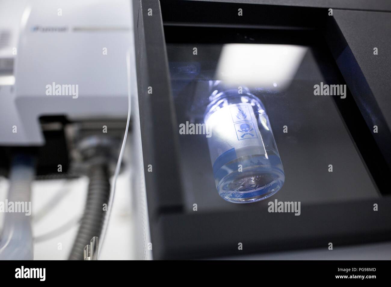 Probe für die Analyse von flüssigkeitschromatographie in einem autosampler Maschine. Diese Maschine liefert Proben für die Flüssigkeitschromatographie. Flüssigkeitschromatographie wird verwendet, um Verbindungen, die aus einer Mischung von Verbindungen, die in einer Flüssigkeit gelöst zu trennen. Stockfoto