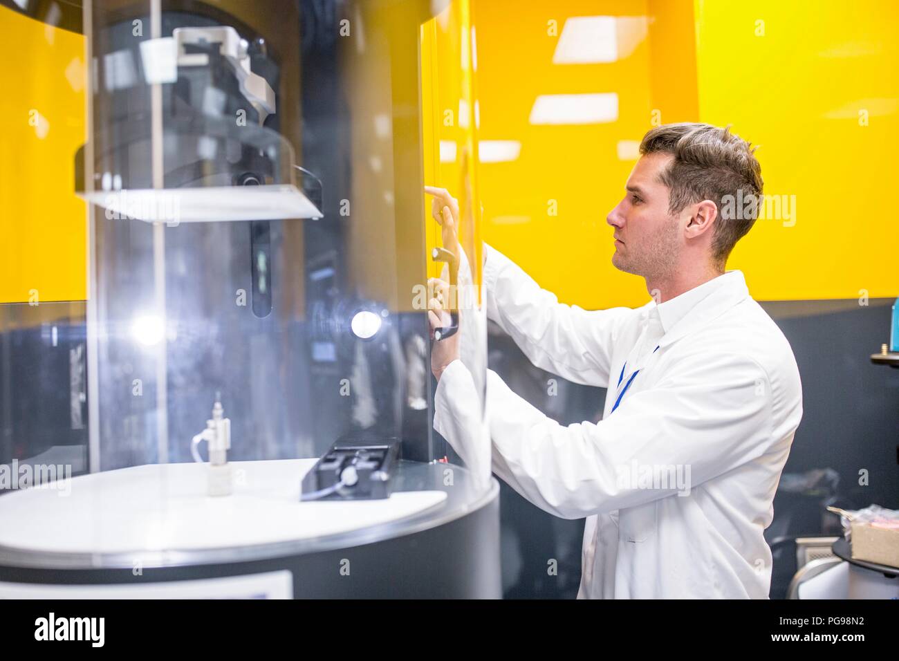 Techniker die Programmierung einer elektrospinnen Maschine in einer Nano-faser Labor. In dieser Übung wird über nanofasern biologisch abbaubare Werkstoffe für Gewebe Gerüste zu fertigen. Stockfoto