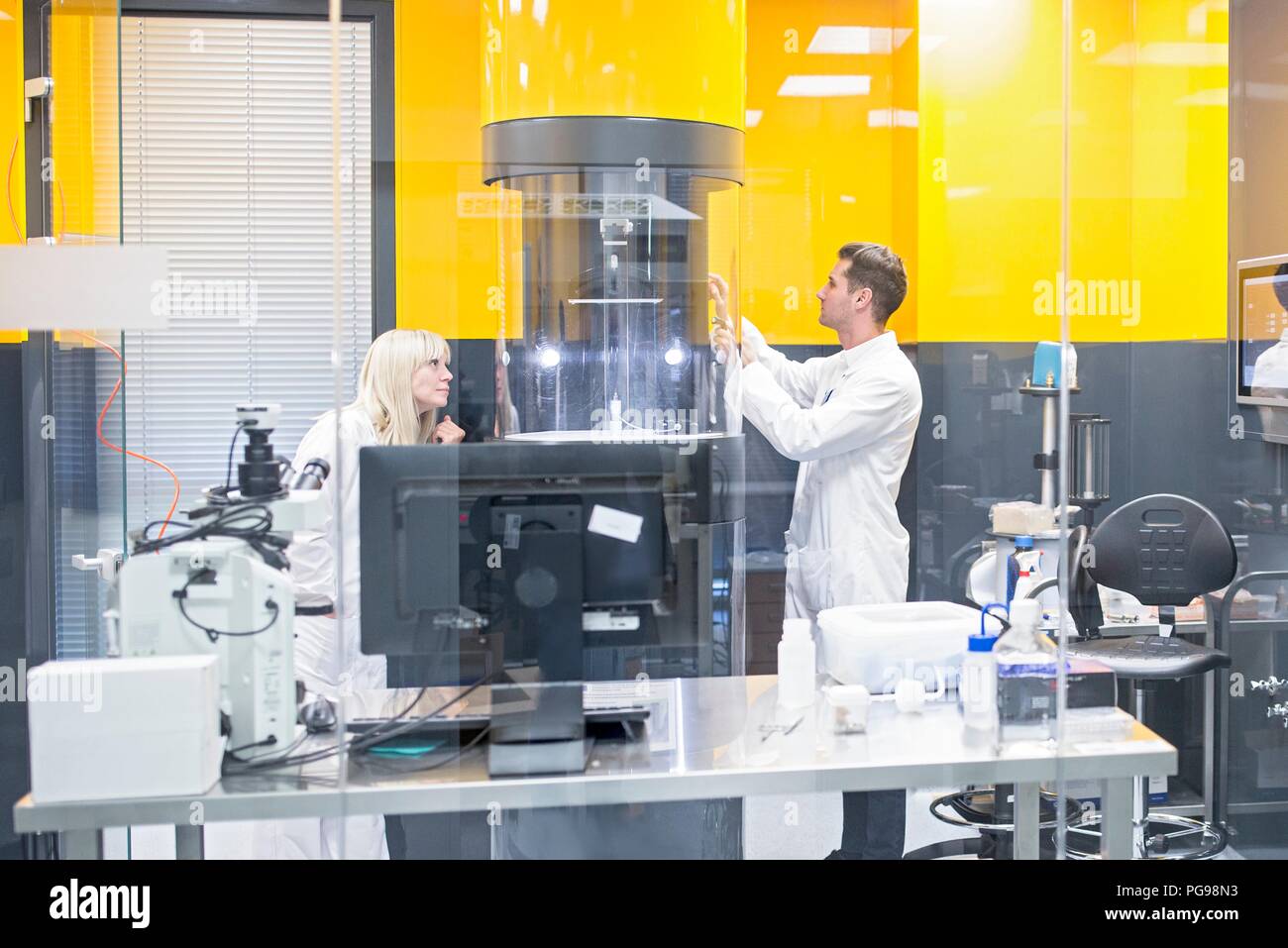 Techniker die Programmierung einer elektrospinnen Maschine in einer Nano-faser Labor. In dieser Übung wird über nanofasern biologisch abbaubare Werkstoffe für Gewebe Gerüste zu fertigen. Stockfoto