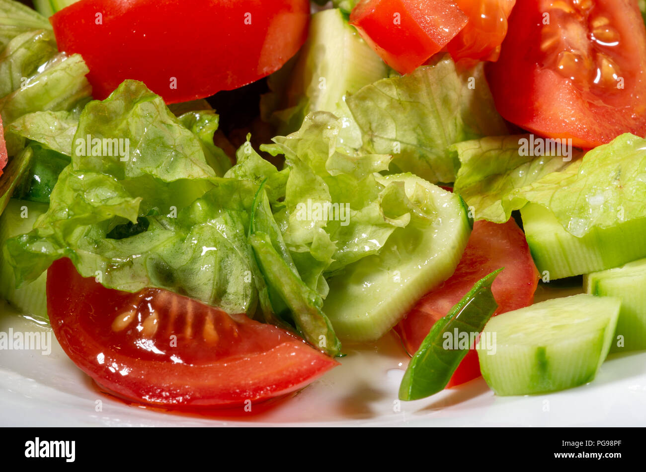 Close-up Zutaten für Gemüse Gerichte aus Tomaten, Gurken und Kopfsalat mit geringer Tiefenschärfe. Stockfoto