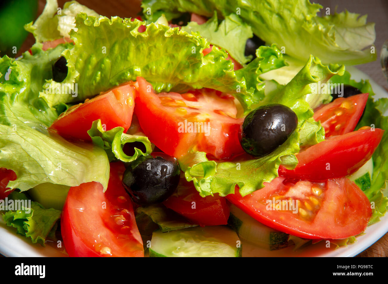 Lecker frischen Salat mit Tomaten, Oliven und Gurken mit Olivenöl Stockfoto