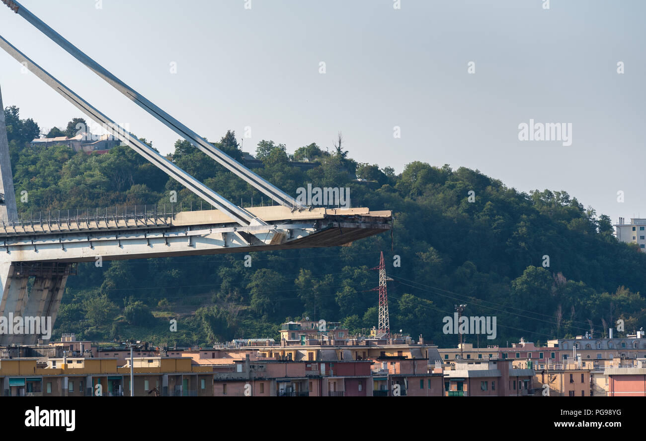 Genua, Italien, was bleibt der eingestürzten Morandi Brücke, die Autobahn A10 nach strukturelle Schäden verursachen 43 Opfer am 14. August 2018 Stockfoto