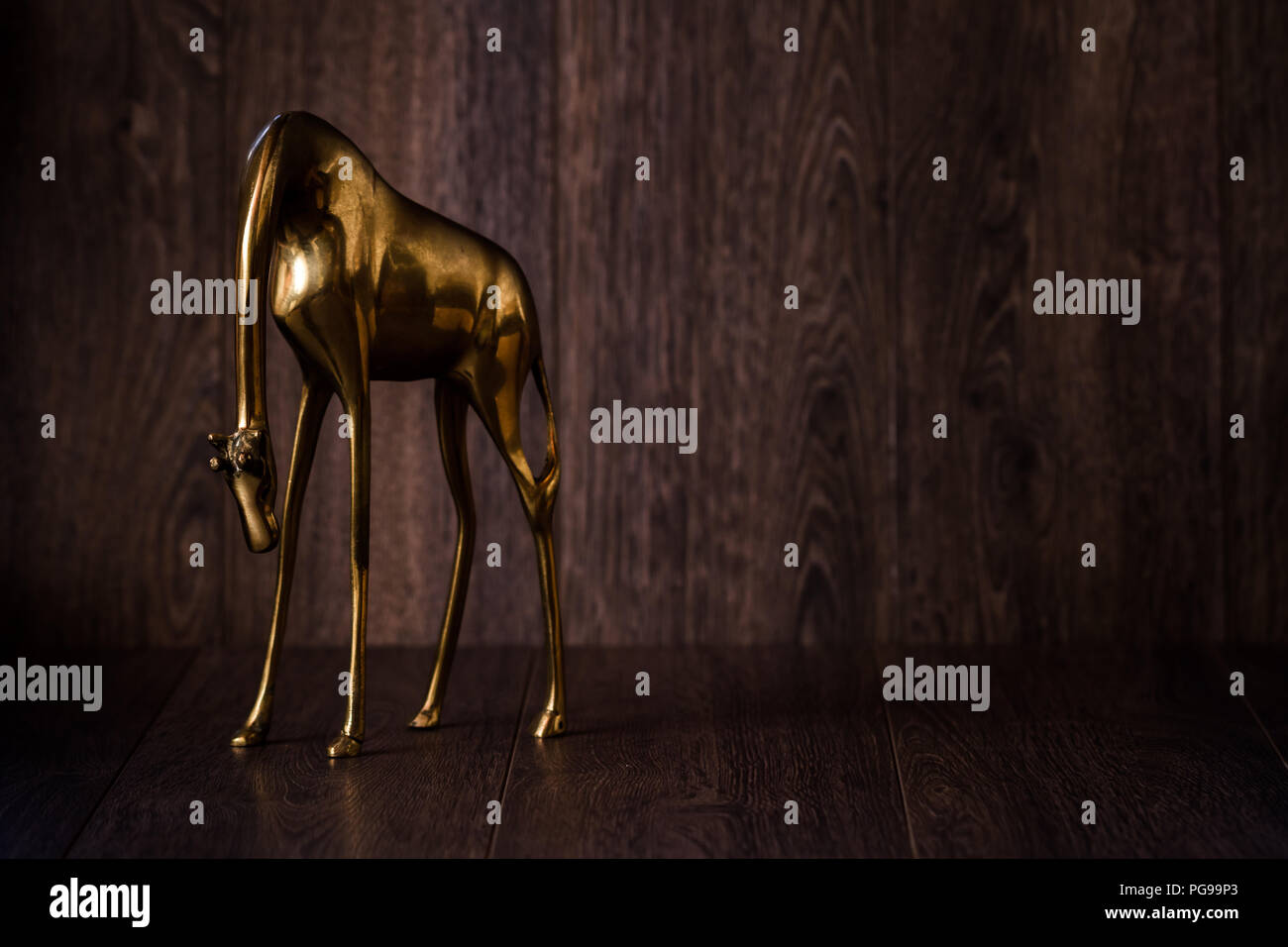 Dekorative giraffe Messing statuette auf braunem Hintergrund Stockfoto