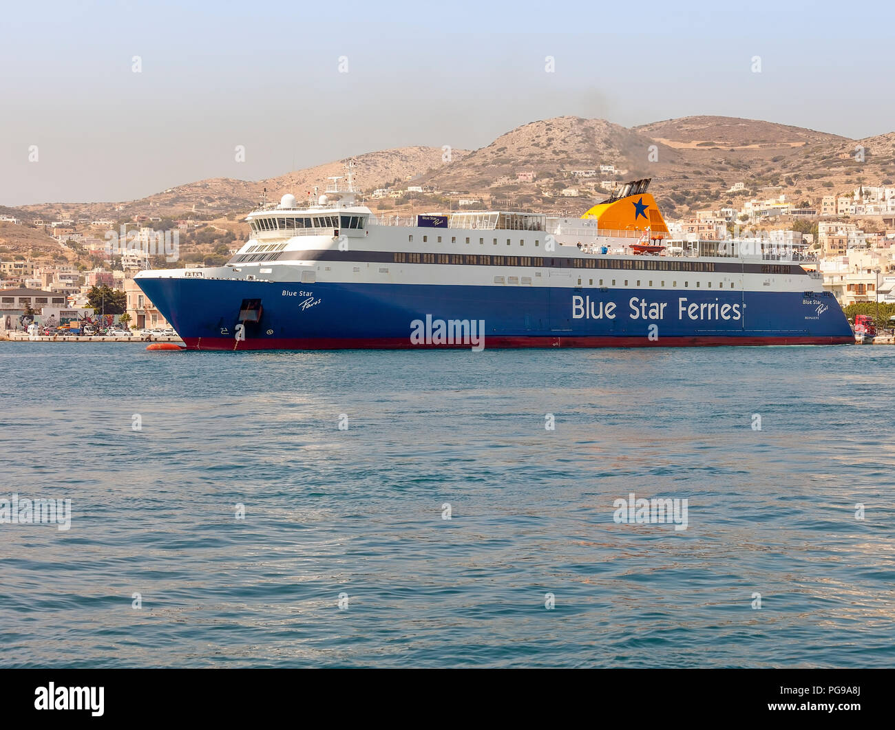 Hermoupolis Hafen: 24. August. Blue Star Paros Fähre ist günstig, Fahrgäste zu pendeln in die Inseln der Ägäis. Hermoupolis 2018. Stockfoto