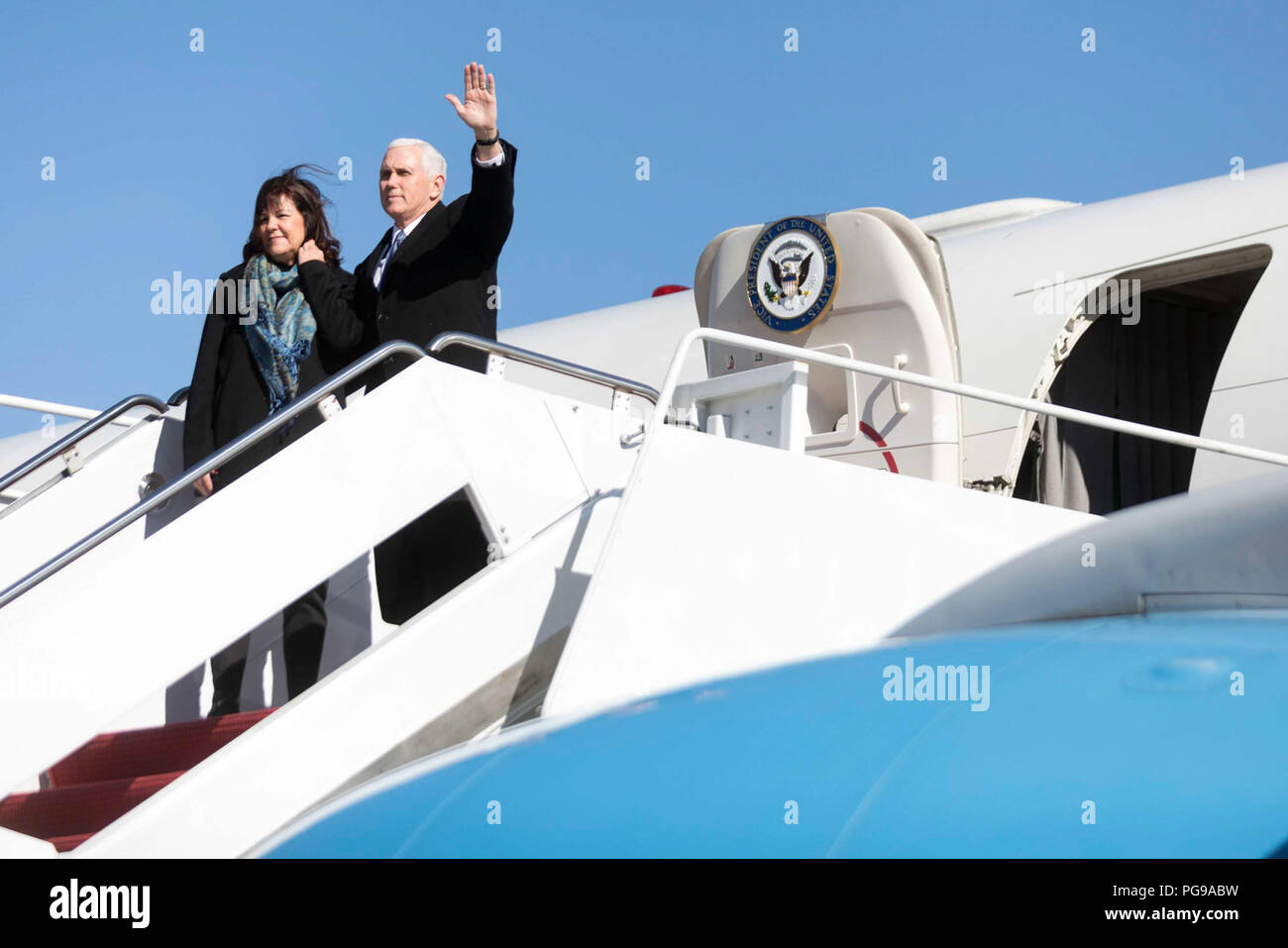 Vice President Mike Pence und Frau Karen Pence board Air Force Zwei am Joint Base Andrews, in Maryland, Montag, 5. Februar 2018, auf dem Weg zu gemeinsamen Basis Elmendorf-Richardson, in Anchorage, Alaska. Vice President der Peterspfennig Reise nach Asien Stockfoto