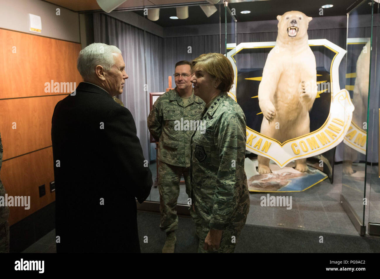 Vice President Mike Pence kommt an der Joint Base Operating Center in gemeinsamen Basis Elmendorf-Richardson, Montag, 5. Februar 2018 in Anchorage, Alaska. Vice President der Peterspfennig Reise nach Asien Stockfoto
