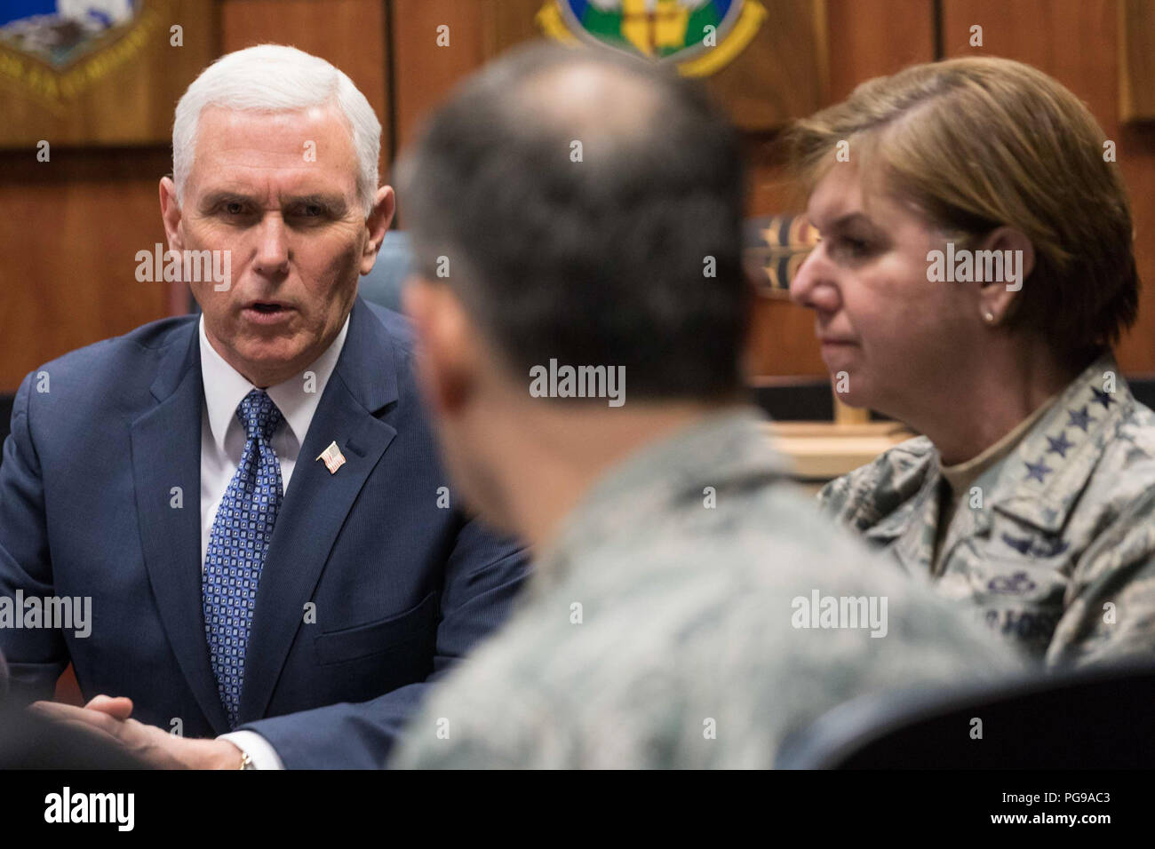 Vice President Mike Pence erhält eine NORTHCOM Mission Briefing mit Luft- und Raketenabwehr Führung an Joint Base Operating Center in gemeinsamen Basis Elmendorf-Richardson, Montag, 5. Februar 2018 in Anchorage, Alaska. Vice President der Peterspfennig Reise nach Asien Stockfoto