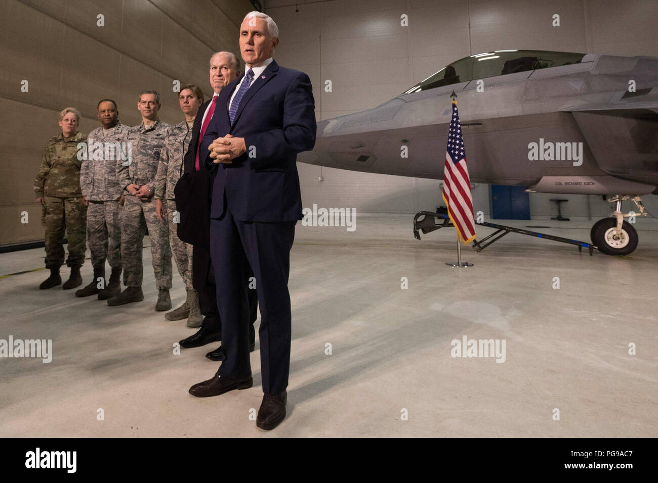 Vice President Mike Pence erhält einen Überblick über die ANR und ÜCO Command und Control Center an Joint Base Operating Center in gemeinsamen Basis Elmendorf-Richardson, Montag, 5. Februar 2018 in Anchorage, Alaska. Vice President der Peterspfennig Reise nach Asien Stockfoto