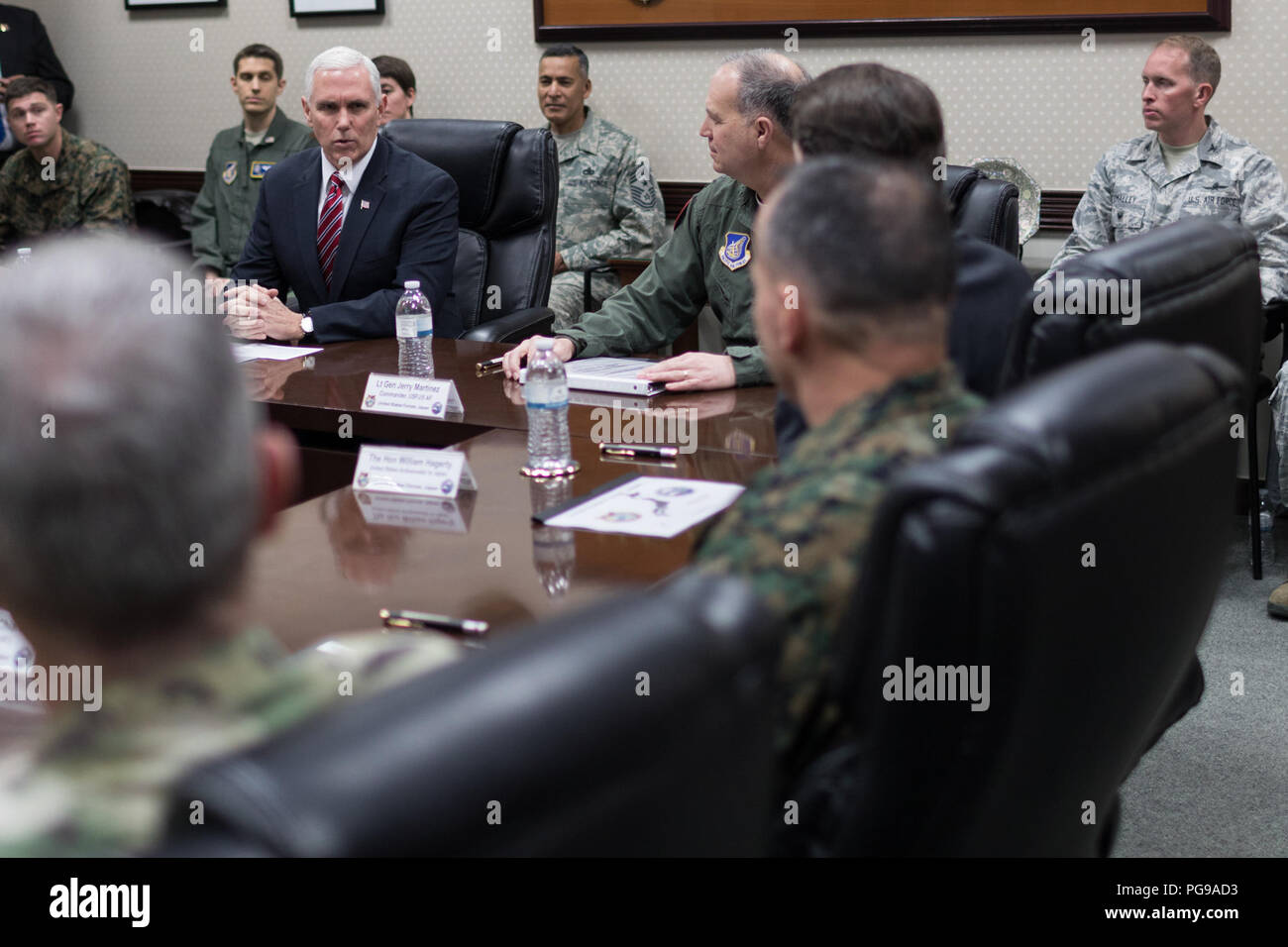 Vice President Mike Pence erhält ein Briefing in Yokota Air Base, Donnerstag, 8. Februar 2018 in Tokio, Japan. Vice President der Peterspfennig Reise nach Asien Stockfoto