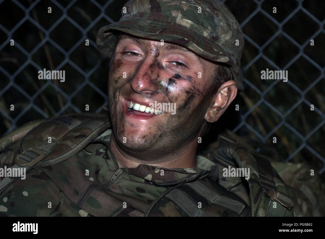 Britischen Armee Lance Cpl. Joe Spencer Lächeln als Zeichen der Erleichterung nach Abschluss einer Spur Fahrt 12.08.17-18 an Bemowo Piskie, Polen. BPTA Soldaten nahmen an eine altehrwürdige Tradition, gab die Kavallerie Kavallerie Truppen und Partner Nation den Teilnehmern die Möglichkeit, Punkte zu sammeln und Ihre silbernen Sporen tragen. Die Soldaten sind auf eine 6-monatige Rotation Zuordnung zur Unterstützung der Multinationalen Battle Group aus USA, Großbritannien, Kroatischen und rumänischen Soldaten, die mit der polnischen 15 mechanisierte Brigade dienen als Verteidigung und Abschreckung Kraft im Nordosten Polens in der NATO verbessern Stockfoto