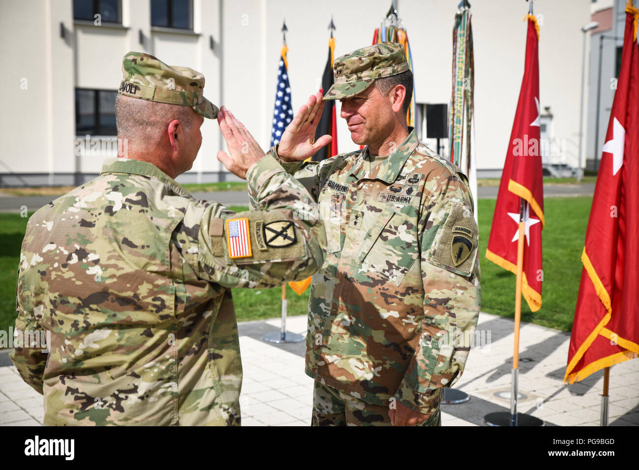 Generalleutnant Christopher Cavoli begrüßte die neuen US-Army Europe Stellvertretenden Kommandierenden General Generalmajor Andrew Rohling zu einem Patch Zeremonie auf Lehm Kaserne in Wiesbaden statt. Rohling verbindet die USAREUR team von Allied Rapid Reaction Corps im Vereinigten Königreich, wo er als stellvertretender Stabschef für Operationen serviert. Er diente auch Touren mit dem 173Rd Airborne Brigade und der südlichen europäischen Task Force in Vicenza Italien. Während seiner Begrüßungsrede, LTG Cavoli sagte, dass die US-Army Europe Glück war ein großer Führer wie General Rohling zu bekommen. "Die Arbeit, die Sie zu st Stockfoto