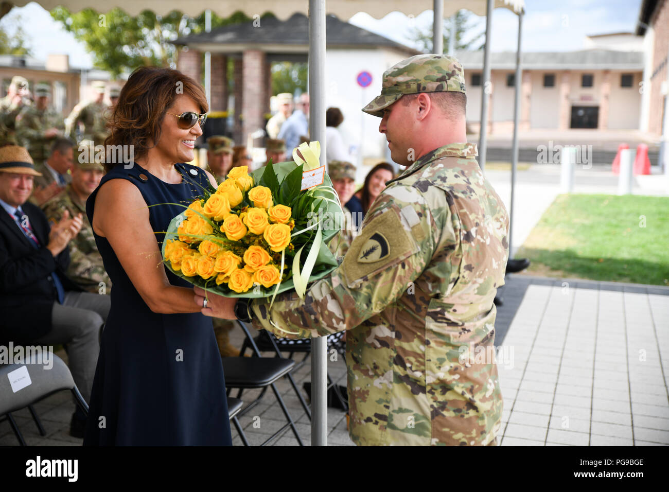 Frau Verbündeter Rohling erhält ein Bündel von gelben Rosen von US Army Europe Soldat während der begrüßungszeremonie Gehostet von Generalleutnant Christopher Cavoli. Cavoli begrüßte die neuen US-Army Europe Stellvertretenden Kommandierenden General Generalmajor Andrew Rohling und seiner Familie in einem Patch Zeremonie auf Lehm Kaserne in Wiesbaden statt. Rohling verbindet die USAREUR team von Allied Rapid Reaction Corps im Vereinigten Königreich, wo er als stellvertretender Stabschef für Operationen serviert. Er diente auch Touren mit dem 173Rd Airborne Brigade und der südlichen europäischen Task Force in Vicenza Italien. Während Stockfoto