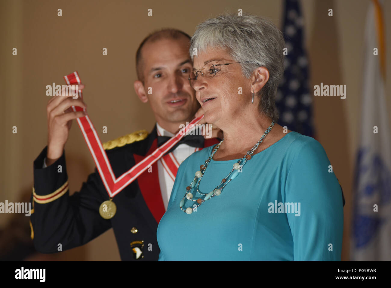 Oberst Paul J. Kremer, US-Armee Korps der Ingenieure großen Seen und Ohio River Division stellvertretender Kommandant, präsentiert die Bronze Reihenfolge der De Fleury Medaille an Patty Coffey, Nashville Bezirk Deputy District Ingenieur, während der Nashville Bezirk 130. Jahrestag Ball 12.08.18, 2018 in den Embassy Suites in Nashville, Tenn (usace Foto von Leon Roberts) Stockfoto