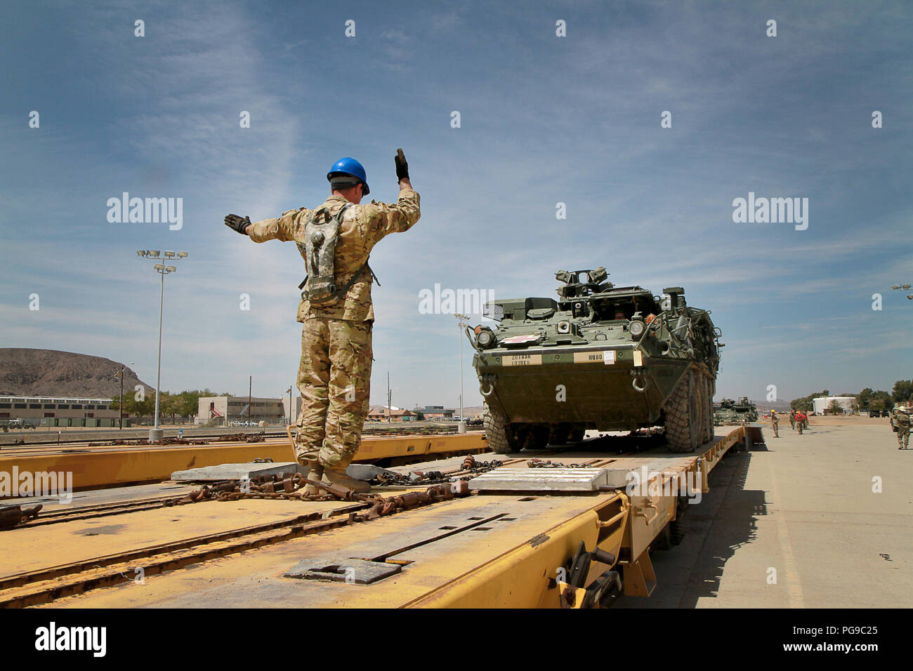 Sgt. Steven Newcomb, ein Motor Transport Operator mit Die 121., 213., Regional Support Group, Pennsylvania Army National Guard führt ein Stryker auf eine Profilschiene Auto in Yermo, Kalifornien, 12.08.20, in Vorbereitung zurück zu Pennsylvania zu transportiert werden. Die strykers wurden während der jährlichen Schulung durch die 56 Stryker Brigade Combat Team verwendet, 28 Infanterie Division, Pennsylvania National Guard während ihrer Bekämpfung der Ausbildung Rotation an der National Training Center, Fort Irwin, Kalifornien. (U.S. Army National Guard Foto von Cpl. Hannah Baker/freigegeben) Stockfoto