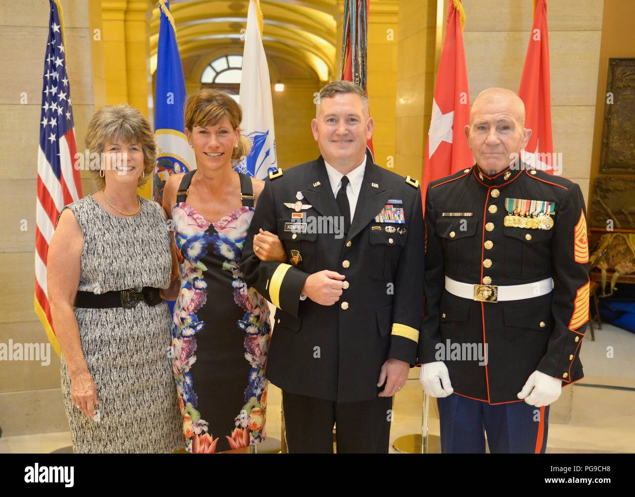 SAINT PAUL, Minnesota - Brig. Gen. Charles Kemper, dem Stellvertretenden Kommandierenden General für die Unterstützung von 34 Red Bull Infanterie der Minnesota National Guard Division, ist während einer Veranstaltung an der Minnesota State Capitol am 20.August 2018 gefördert. Die Förderung kommt als Kemper und über 600 seiner Kollegen Red Bulls Vorbereitung für ihre bevorstehenden Einsatz werden in den Nahen Osten später dieses Jahr. Stockfoto