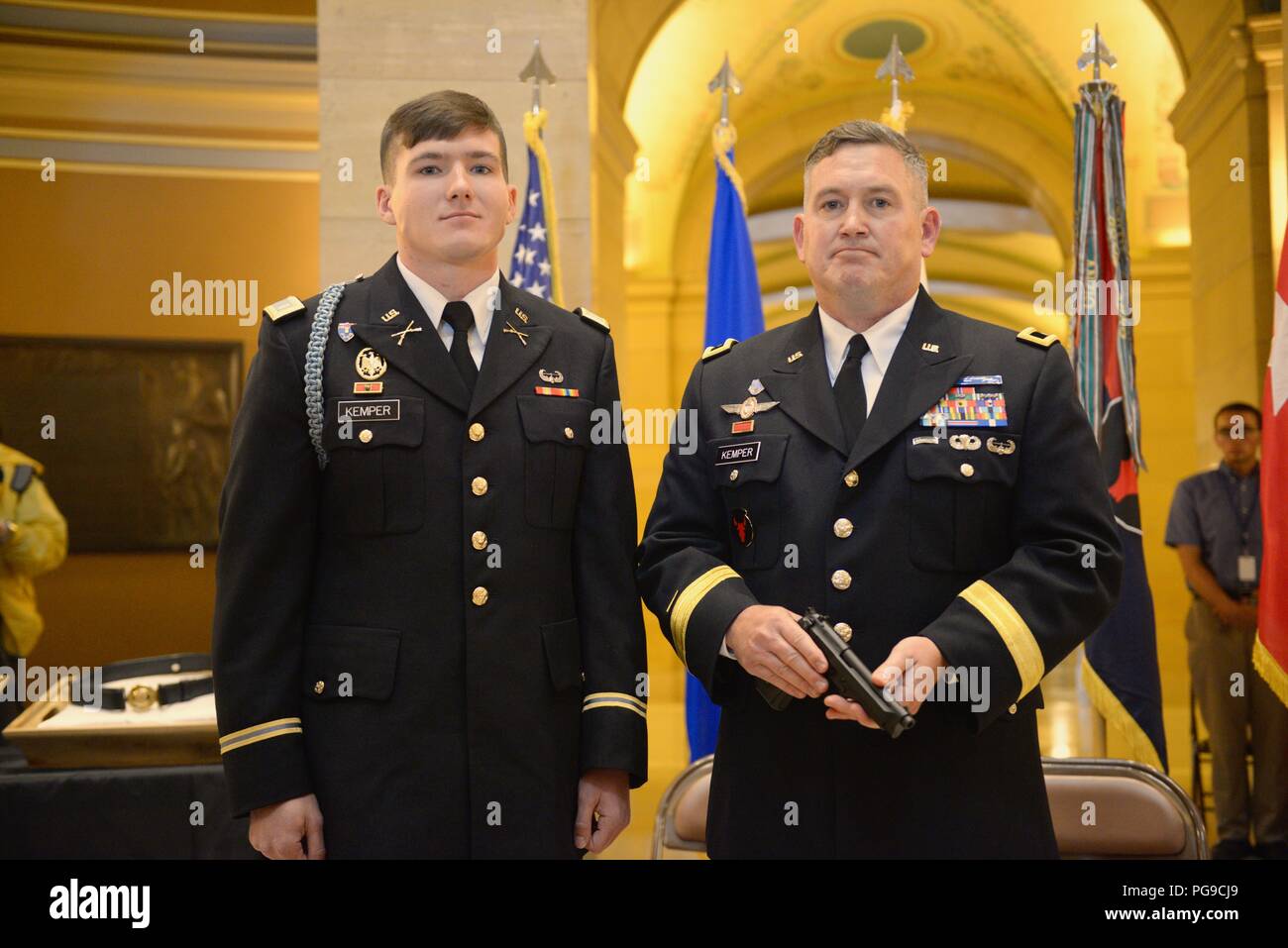 SAINT PAUL, Minnesota - Brig. Gen. Charles Kemper, dem Stellvertretenden Kommandierenden General für die Unterstützung von 34 Red Bull Infanterie der Minnesota National Guard Division, ist während einer Veranstaltung an der Minnesota State Capitol am 20.August 2018 gefördert. Die Förderung kommt als Kemper und über 600 seiner Kollegen Red Bulls Vorbereitung für ihre bevorstehenden Einsatz werden in den Nahen Osten später dieses Jahr. Stockfoto