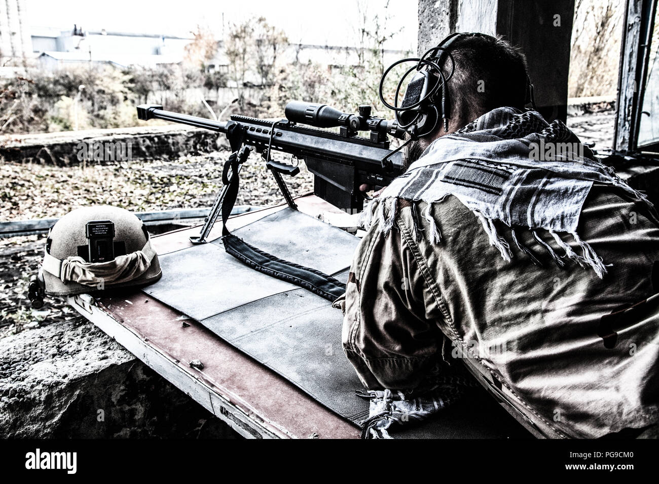 Army Sniper im Kampf Bereitschaft auf Anschlag Stockfoto