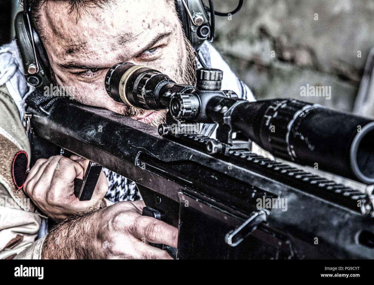 Army Sniper im Kampf Bereitschaft auf Anschlag Stockfoto