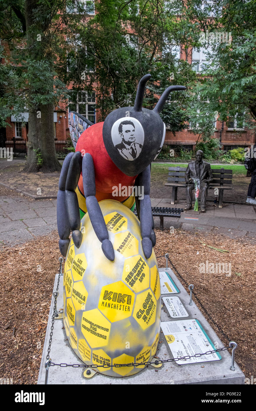 Manchester Biene mit dem Bild von Alan Turing in der Biene, s Auge mit einer Statue von Alan Turing hinter der Biene. Stockfoto