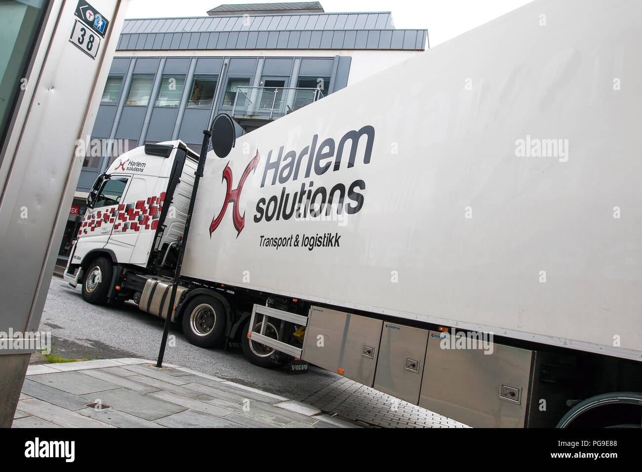 Floro, Norwegen, 24. Juli 2018: Harlem Lösungen große Lkw ist eine enge Linkskurve in den Straßen von Pavia. Stockfoto