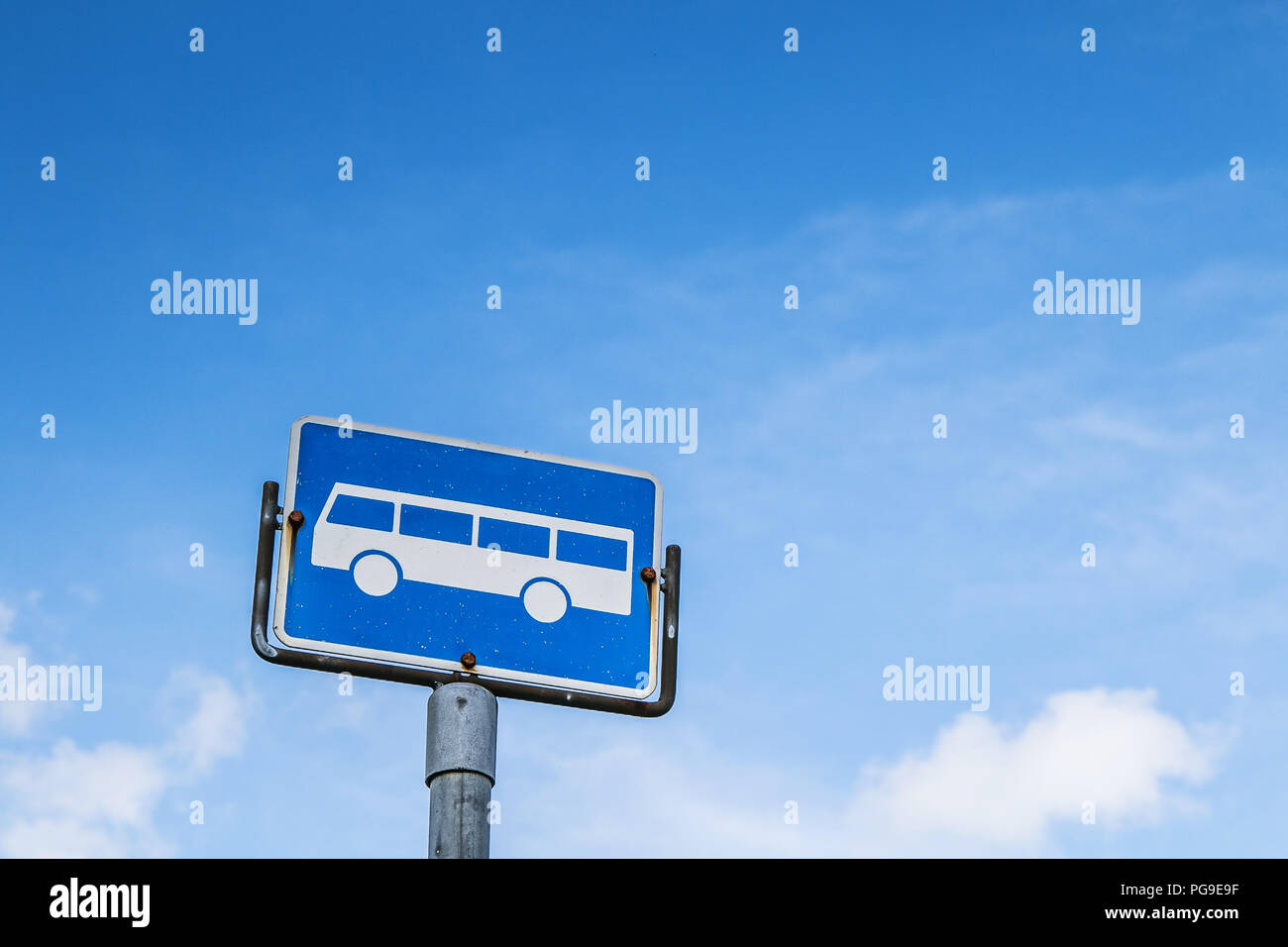 Bus-stop-Schild gegen den blauen Himmel. Stockfoto