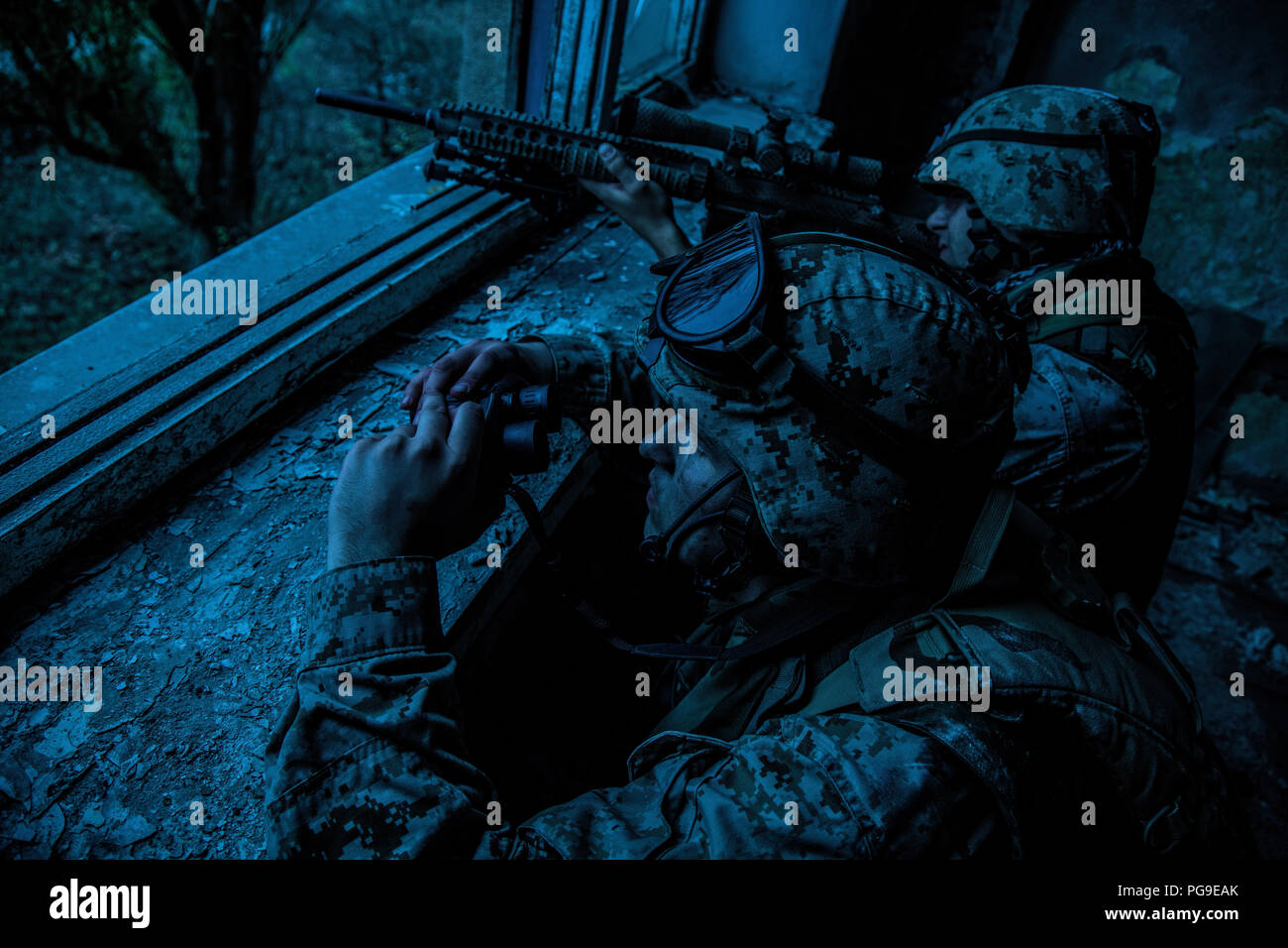 Army Sniper team Shooting mit großen Kaliber Gewehr Stockfoto