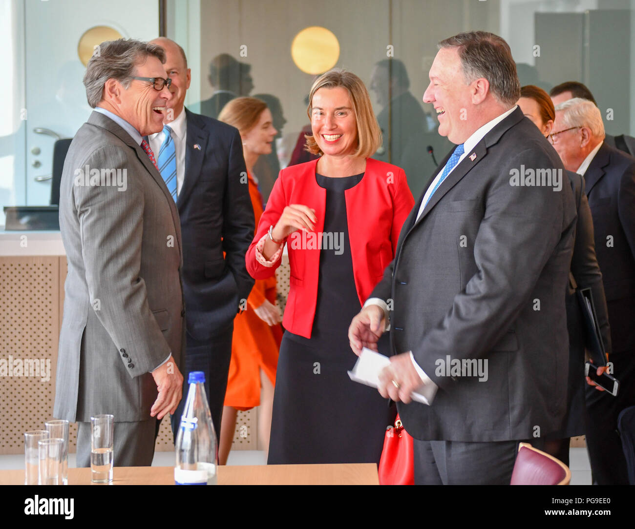 Us-Staatssekretär Michael R. Pompeo Chats mit US-Energieminister Rick Perry und US-Vertreter bei der Europäischen Union Federica Mogherini auf die Vereinigten Staaten von EU-Rat in Brüssel, Belgien, am 12. Juli 2018. Stockfoto