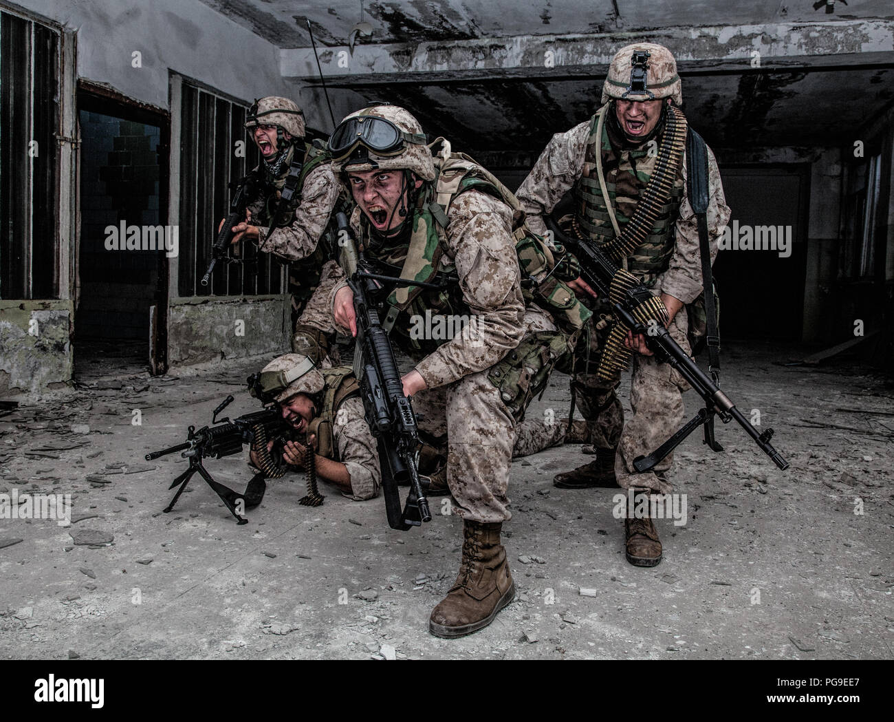 Marine Corps Soldat Kämpfer Durchbruch mit feuergefecht Stockfoto