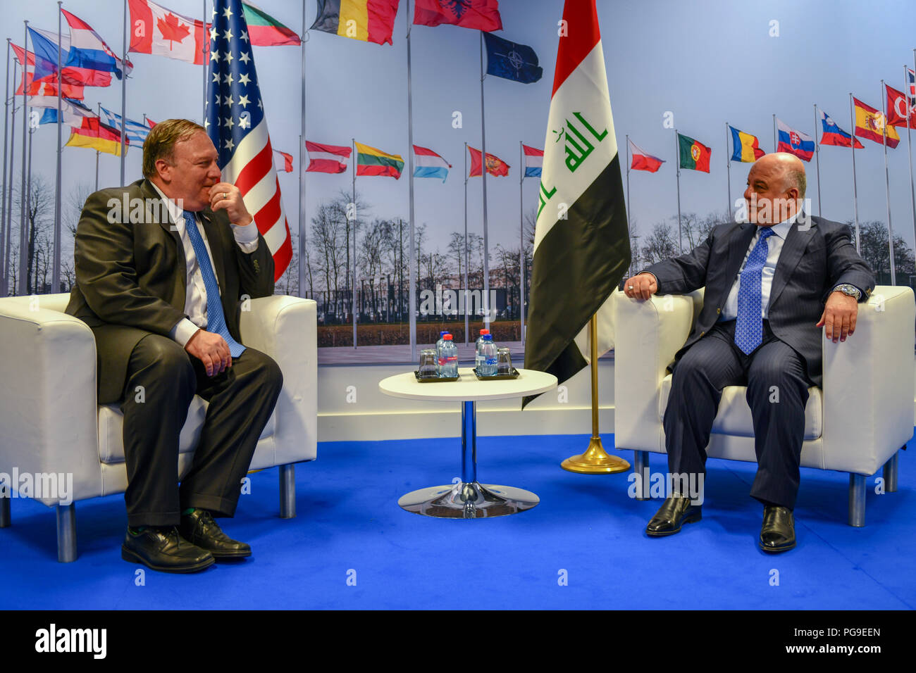 Us-Staatssekretär Michael R. Pompeo trifft sich mit irakischen Ministerpräsidenten Haider al-Abadi während einer Sitzung zur Seite ziehen, während der NATO-Gipfel in Brüssel, Belgien, am 12. Juli 2018. Stockfoto