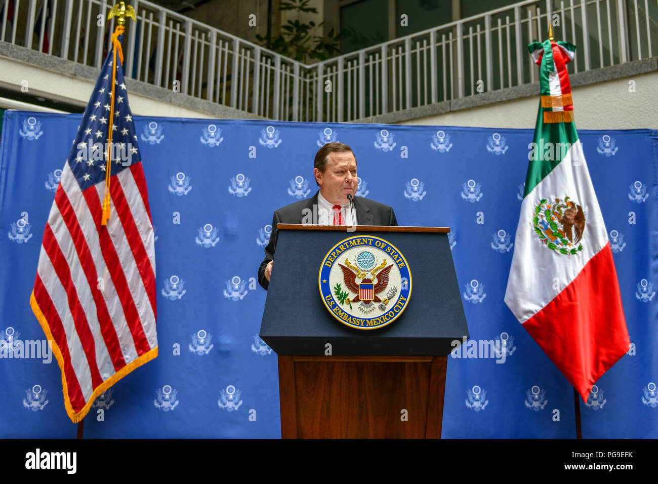 Botschaft der Vereinigten Staaten von Mexiko City kostenlos d'Affaires William H. Duncan begrüßt US-Staatssekretär Michael R. Pompeo auf US-Botschaft in Mexico City in Mexiko am 13. Juli 2018. Stockfoto