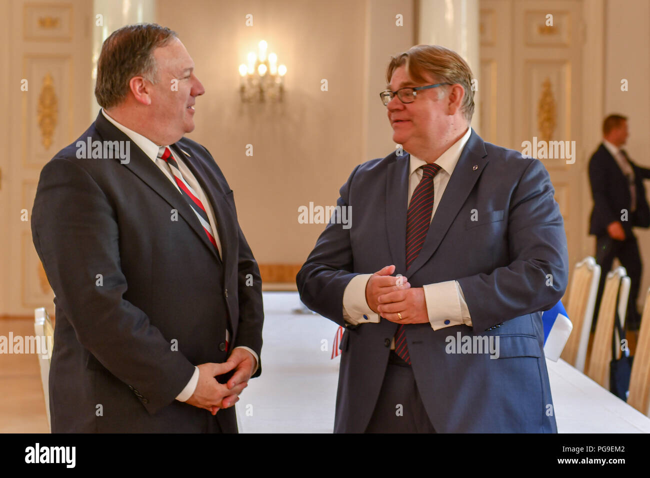 Us-Staatssekretär Michael R. Pompeo trifft sich mit dem Finnischen Außenminister Timo Soini an der Finnischen Präsidentenpalast, Spiegelsaal in Helsinki, Finnland am 16. Juli 2018. Stockfoto
