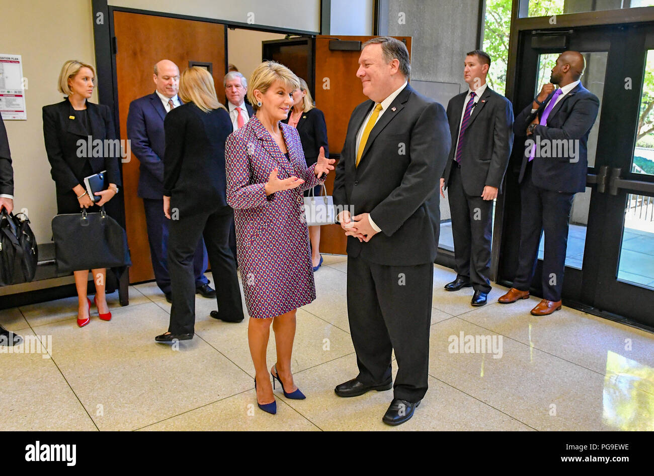 Us-Staatssekretär Michael R. Pompeo Chats mit dem australischen Außenminister Julie Bishop an der Hoover Institution der Stanford Universität in Palo Alto, Kalifornien, am 23. Juli 2018. Stockfoto